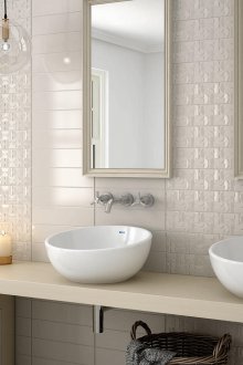 Λευκό μπάνιο με ανάγλυφα πλακάκια