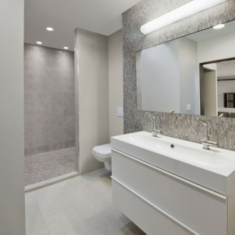 Λευκό και γκρι λουτρό