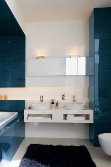 Λευκό και μπλε γυαλιστερό μπάνιο