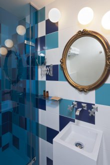 Λευκό και μπλε πλακόστρωτο μπάνιο