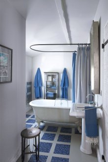 Λευκό και μπλε μωσαϊκό μπάνιο στο πάτωμα