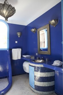 Λευκή και μπλε ανατολίτικη μπανιέρα