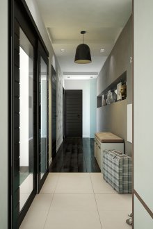 Μαύρη πόρτα στο σπίτι