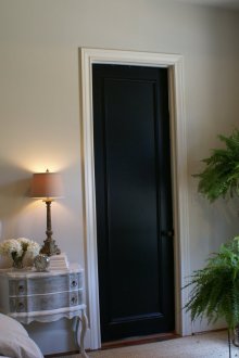 Μαύρη στενή πόρτα κρεβατιού