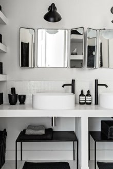 Zwarte accessoires in een witte badkuip