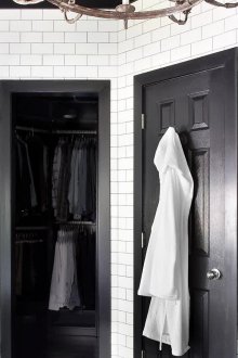 Μαύρες πόρτες σε ένα λευκό μπάνιο