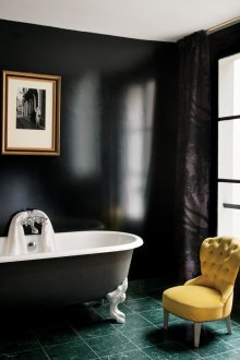 Ασπρόμαυρο μπάνιο με γυαλιστερά τοιχώματα.