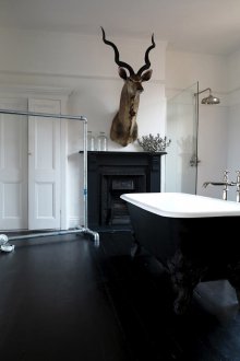 Ασπρόμαυρο μπάνιο με τζάκι