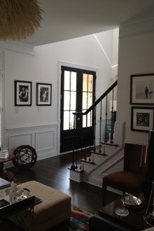 Μπροστινή πόρτα με μαύρο σπίτι