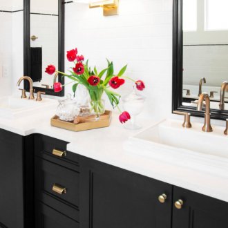 Ασπρόμαυρο μπάνιο με σκούρα έπιπλα