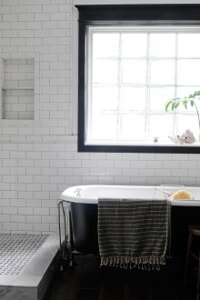 Ασπρόμαυρο μικρό μπάνιο