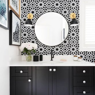 Ασπρόμαυρη ταπετσαρία στο μπάνιο