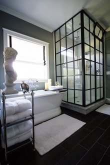 Μαύρο χώρισμα σε μια άσπρη μπανιέρα