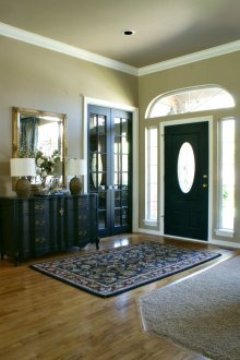 Οι σκοτεινές πόρτες σε ένα φωτεινό εσωτερικό