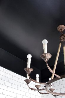 Μαύρη οροφή σε μια άσπρη μπανιέρα