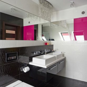 Ασπρόμαυρο μπάνιο με ροζ πινελιές