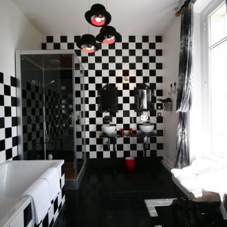 Μαύρο και άσπρο λουτρό σκακιέρας