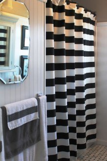 Ασπρόμαυρη κουρτίνα στο μπάνιο