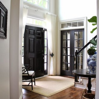 Μαύρες πόρτες σε ένα φωτεινό εσωτερικό σπίτι