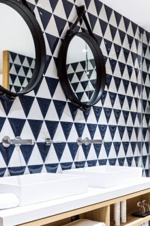 Μαύρο και άσπρο τριγωνικό κεραμίδι στο μπάνιο