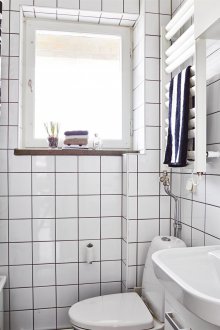 Μαύρο ενέματα και λευκό κεραμίδι στο μπάνιο