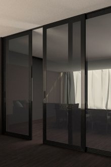 Συρόμενες γυάλινες πόρτες και σκοτεινό πάτωμα