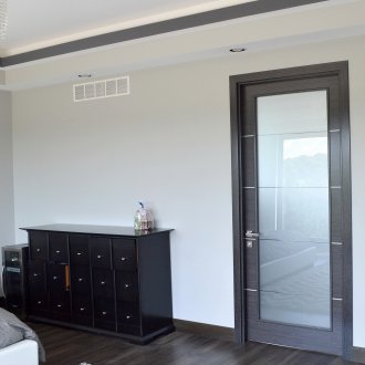 Σύγχρονες μαύρες εσωτερικές πόρτες