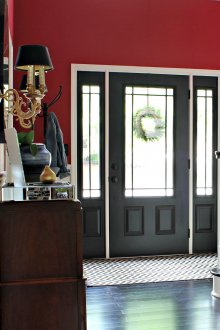 Μαύρη πόρτα και πάτωμα στο διάδρομο