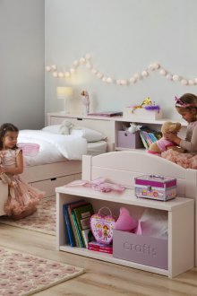 Παιδικό δωμάτιο για κορίτσια με γιρλάντες