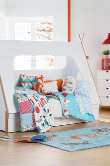 Παιδικό δωμάτιο για ένα κορίτσι με ένα κρεβάτι με τη μορφή ενός σπιτιού