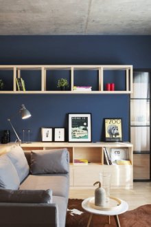 Μαύρες πόρτες στο δωμάτιο από ξύλο και γυαλί