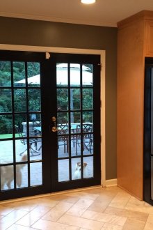 Όμορφες μαύρες πόρτες στην αυλή του σπιτιού