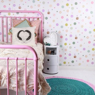Ταπετσαρία σε ένα παιδικό δωμάτιο για ένα κορίτσι