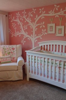 Σχεδιάζοντας στον τοίχο ενός νηπιαγωγείου για ένα κορίτσι