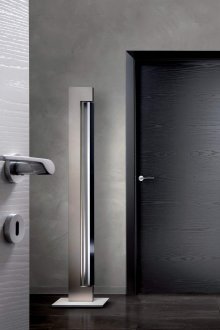 Μαύρη πόρτα και σκοτεινά πλακάκια στο εσωτερικό