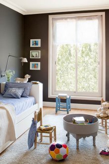 Το παιδικό δωμάτιο για το κορίτσι είναι σκοτεινό