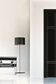 Μαύρη μεταλλική πόρτα εισόδου