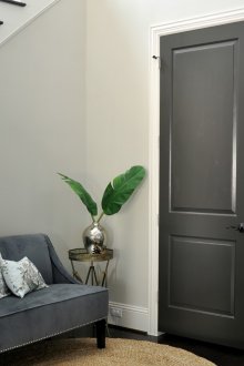 Μαύρη εσωτερική πόρτα σε φωτεινό εσωτερικό χώρο