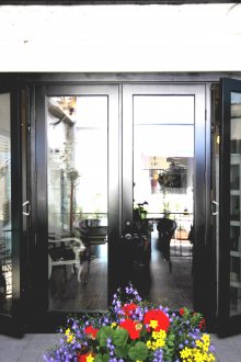 Μαύρες πόρτες εισόδου και γκρι πλακάκια