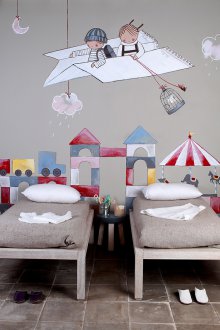 Παιδικό δωμάτιο για ένα αγόρι με μια φωτογραφία στον τοίχο