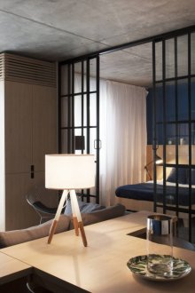 Έβενο και γυάλινες συρόμενες πόρτες