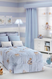 Τα κλωστοϋφαντουργικά προϊόντα σε ένα παιδικό δωμάτιο για ένα αγόρι