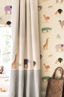 Παιδικό δωμάτιο για ένα αγόρι με ζώα στην ταπετσαρία