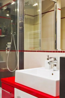 Κόκκινο ντεκόρ στο μπάνιο