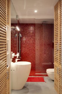 Ξύλινα έπιπλα σε κόκκινη μπανιέρα