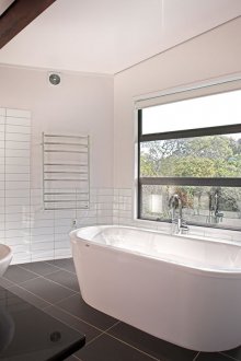 Κόκκινο μπάνιο στο σπίτι