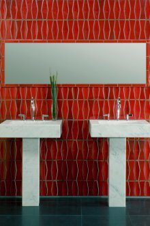 Κομψά κόκκινα κεραμίδια στο μπάνιο