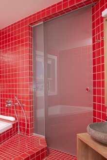 Κόκκινο κεραμίδι στο μπάνιο