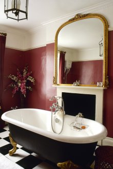 Κόκκινο μπάνιο με τζάκι