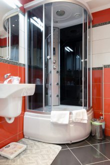 Κόκκινα κεραμικά πλακίδια στο μπάνιο